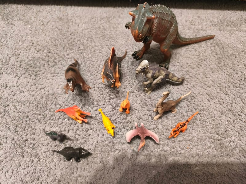 Dinosaurier-Figuren Set mit Tyrannosaurus und mehreren kleinen Dinos – Bild 4 von 6