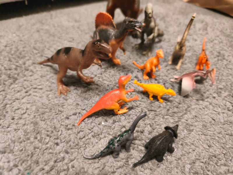 Dinosaurier-Figuren Set mit Tyrannosaurus und mehreren kleinen Dinos – Bild 6 von 6