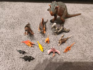 Dinosaurier-Figuren Set mit Tyrannosaurus und mehreren kleinen Dinos – Bild 4 von 6