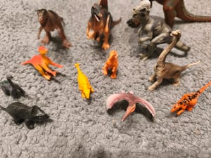 Dinosaurier-Figuren Set mit Tyrannosaurus und mehreren kleinen Dinos – Bild 5 von 6