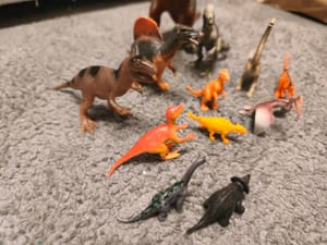 Dinosaurier-Figuren Set mit Tyrannosaurus und mehreren kleinen Dinos – Bild 6 von 6