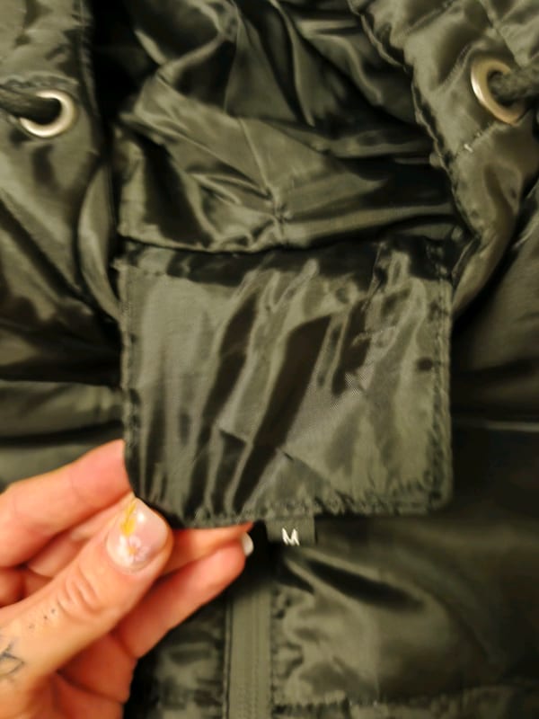 Herren Schwarze gesteppte Winterjacke mit Kapuze – Größe M – Bild 3 von 3