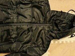 Herren Schwarze gesteppte Winterjacke mit Kapuze – Größe M – Bild 2 von 3