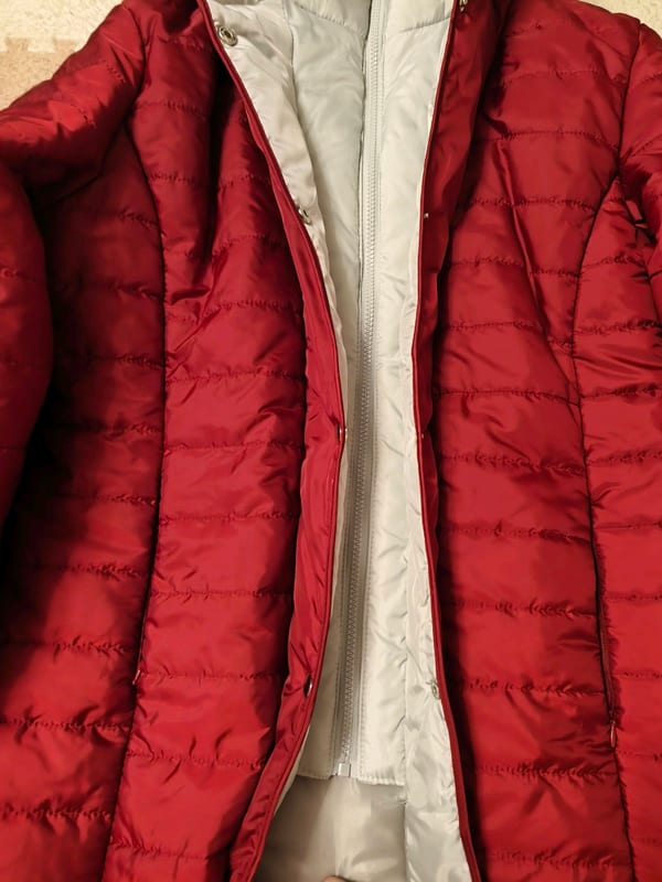 Damen Steppjacke mit Kapuze – rot, gesteppt – Größe M – Bild 2 von 3