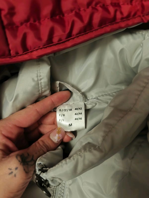Damen Steppjacke mit Kapuze – rot, gesteppt – Größe M – Bild 3 von 3