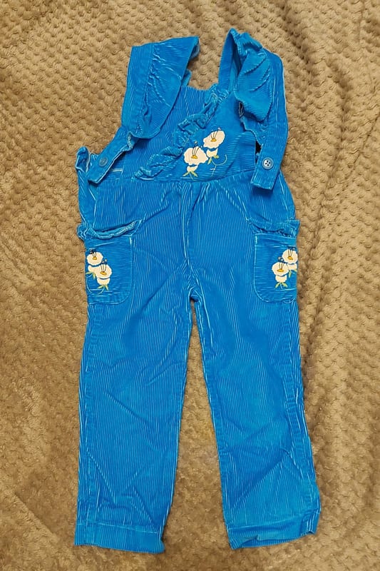 Blaue Kinder-Latzhose mit Blumenstickerei – Größe 92