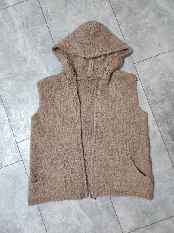 Damen Ärmellose Strickweste mit Kapuze und Reißverschluss – Größe M – Camel-beige