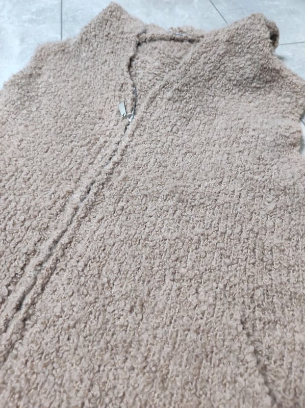 Damen Ärmellose Strickweste mit Kapuze und Reißverschluss – Größe M – Camel-beige – Bild 4 von 4