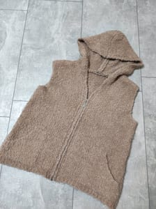 Damen Ärmellose Strickweste mit Kapuze und Reißverschluss – Größe M – Camel-beige – Bild 2 von 4