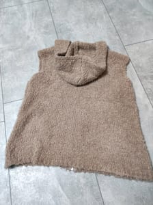 Damen Ärmellose Strickweste mit Kapuze und Reißverschluss – Größe M – Camel-beige – Bild 3 von 4