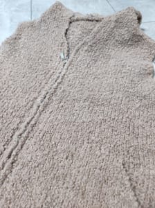 Damen Ärmellose Strickweste mit Kapuze und Reißverschluss – Größe M – Camel-beige – Bild 4 von 4