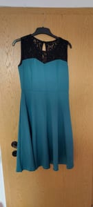 Damen Kleid mit schwarzer Spitze – ärmellos, knielang – Größe M – Türkis