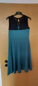 Damen Kleid mit schwarzer Spitze – ärmellos, knielang – Größe M – Türkis – Bild 2 von 2