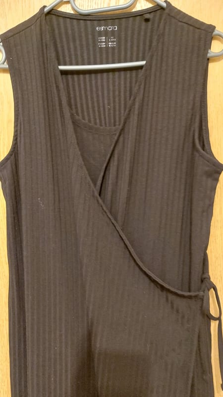 Damen Schwarzes geripptes Wickelkleid, ärmellos, lang – Größe M – Bild 2 von 3