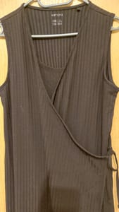 Damen Schwarzes geripptes Wickelkleid, ärmellos, lang – Größe M – Bild 2 von 3