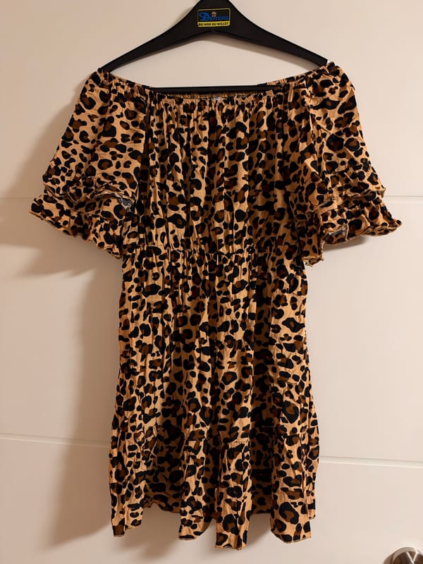 Damen Leopardenmuster Off-Shoulder Kleid mit Volants – Größe 38 – Braun