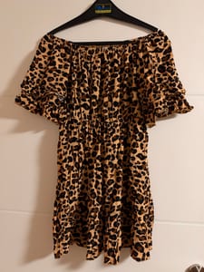 Damen Leopardenmuster Off-Shoulder Kleid mit Volants – Größe 38 – Braun