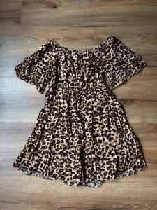 Damen Leopardenmuster Off-Shoulder Kleid mit Volants – Größe 38 – Braun – Bild 2 von 2