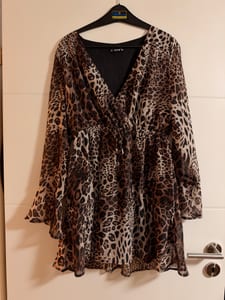 Damen Leoparden-Print Minikleid mit V-Ausschnitt und Taillenkordel – Größe M/L – Braun