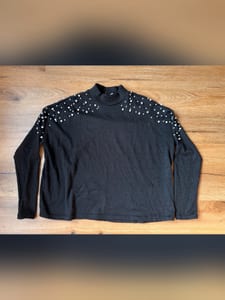 Damen Schwarzes Langarmshirt mit Perlenbesatz an den Schultern – Größe 36 – Bild 2 von 2