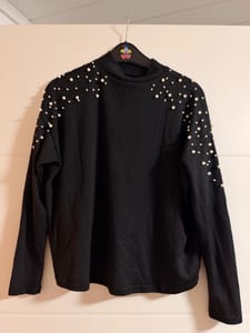 Damen Schwarzes Langarmshirt mit Perlenbesatz an den Schultern – Größe 36