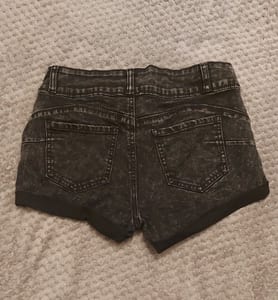 Damen Schwarze Jeansshorts – Größe S – Bild 2 von 2