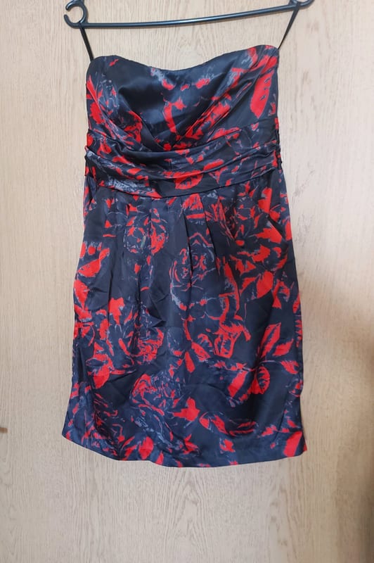 Damen Trägerloses Kleid mit rot-schwarzem Blumenmuster – Größe S