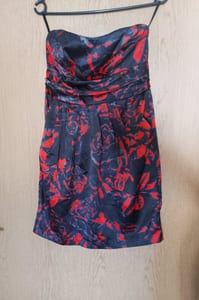 Damen Trägerloses Kleid mit rot-schwarzem Blumenmuster – Größe S