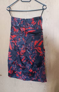 Damen Trägerloses Kleid mit rot-schwarzem Blumenmuster – Größe S – Bild 2 von 2