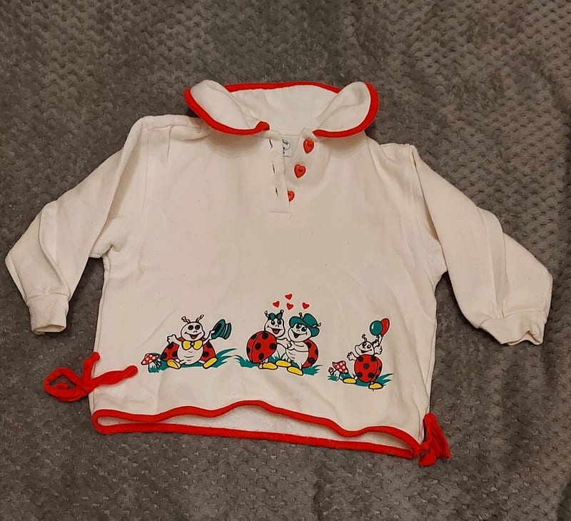 Babysweatshirt weiß mit Marienkäfer-Motiv und roten Knöpfen – Größe 92/98