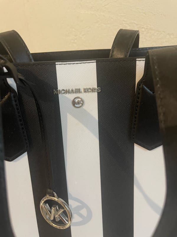 Damen Shopper Michael Kors original mit schwarz-weißen Streifen und silbernen Details – Bild 3 von 8