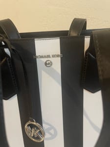Damen Shopper Michael Kors original mit schwarz-weißen Streifen und silbernen Details – Bild 3 von 8