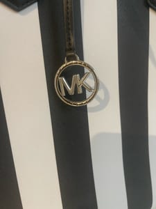 Damen Shopper Michael Kors original mit schwarz-weißen Streifen und silbernen Details – Bild 4 von 8