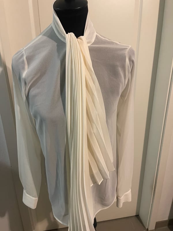 Michael Kors Damen Cremeweiße Bluse mit Plissee-Schal und Schleife – Größe XS – Bild 3 von 6
