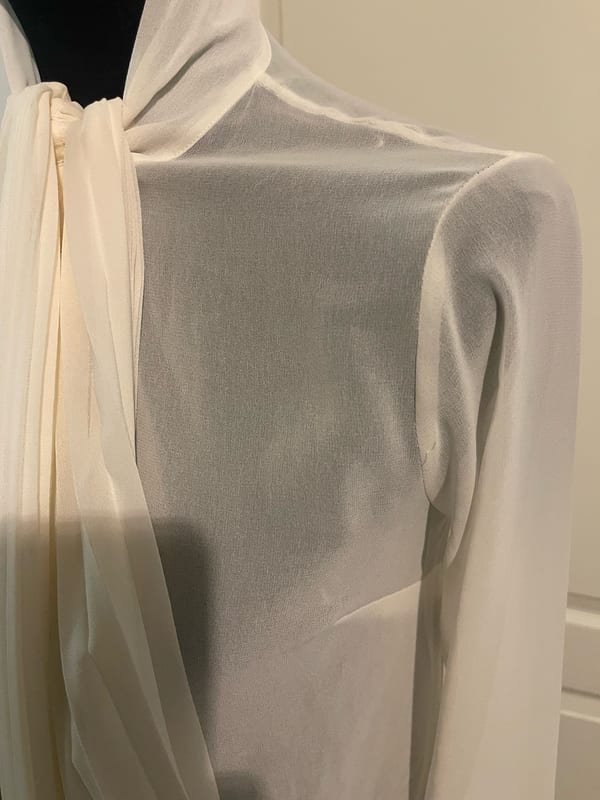 Michael Kors Damen Cremeweiße Bluse mit Plissee-Schal und Schleife – Größe XS – Bild 4 von 6