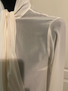 Michael Kors Damen Cremeweiße Bluse mit Plissee-Schal und Schleife – Größe XS – Bild 4 von 6