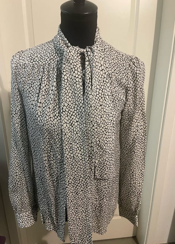 Michael Kors Damen Bluse mit Schleifenkragen und Animalprint – Schwarz-Weiß