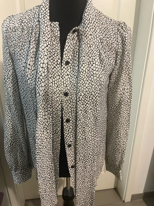 Michael Kors Damen Bluse mit Schleifenkragen und Animalprint – Schwarz-Weiß – Bild 2 von 5