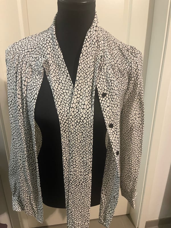 Michael Kors Damen Bluse mit Schleifenkragen und Animalprint – Schwarz-Weiß – Bild 3 von 5