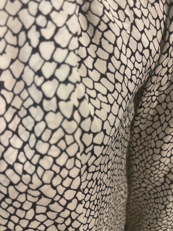 Michael Kors Damen Bluse mit Schleifenkragen und Animalprint – Schwarz-Weiß – Bild 4 von 5