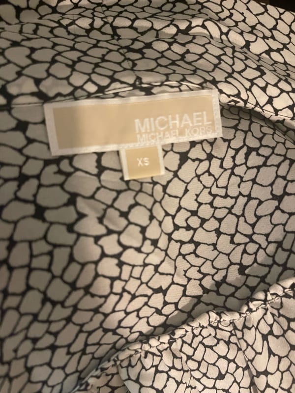 Michael Kors Damen Bluse mit Schleifenkragen und Animalprint – Schwarz-Weiß – Bild 5 von 5