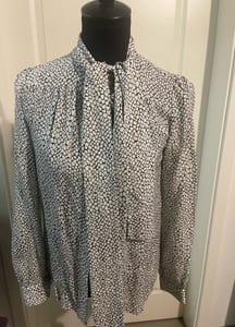 Michael Kors Damen Bluse mit Schleifenkragen und Animalprint – Schwarz-Weiß