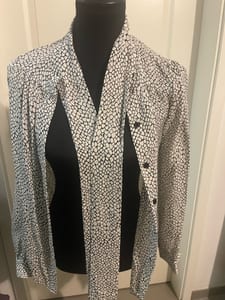 Michael Kors Damen Bluse mit Schleifenkragen und Animalprint – Schwarz-Weiß – Bild 3 von 5