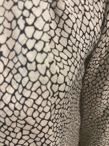 Michael Kors Damen Bluse mit Schleifenkragen und Animalprint – Schwarz-Weiß – Bild 4 von 5