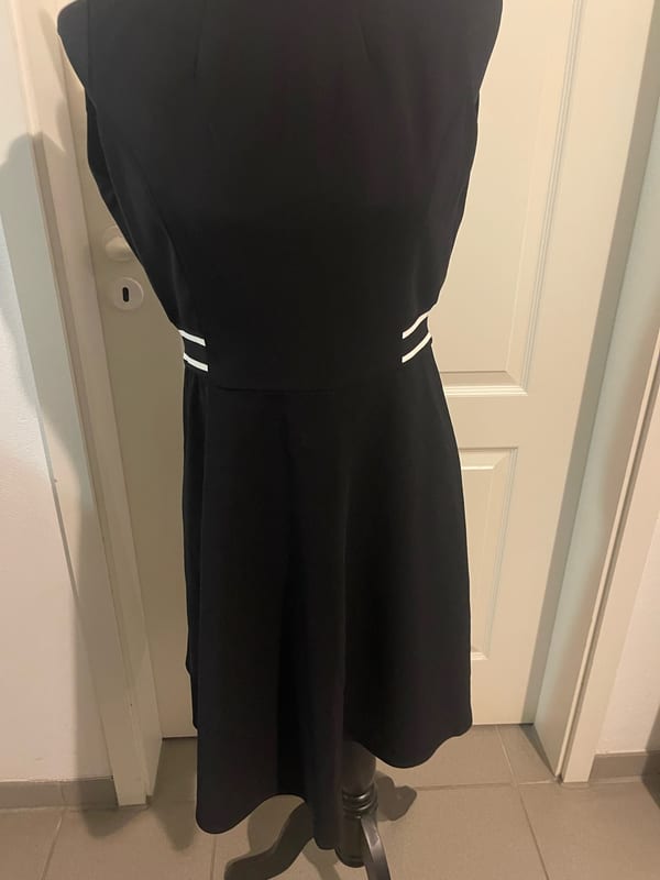 Damen Schwarzes ärmelloses Kleid mit weißen Streifen an der Taille – Größe 38