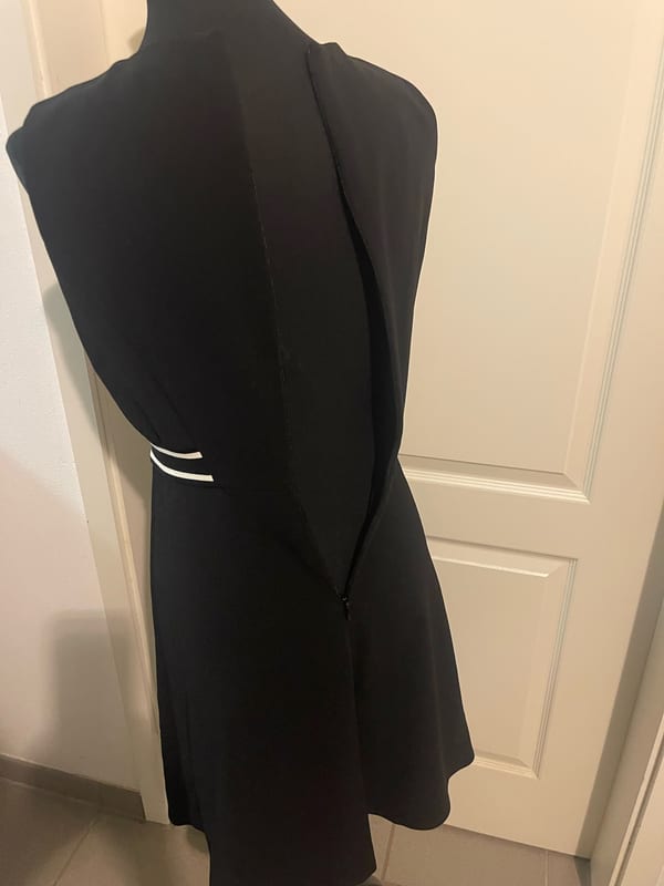 Damen Schwarzes ärmelloses Kleid mit weißen Streifen an der Taille – Größe 38 – Bild 2 von 4