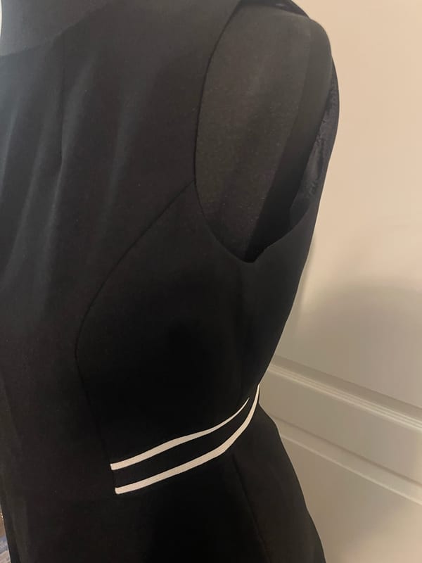 Damen Schwarzes ärmelloses Kleid mit weißen Streifen an der Taille – Größe 38 – Bild 3 von 4