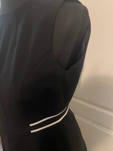 Damen Schwarzes ärmelloses Kleid mit weißen Streifen an der Taille – Größe 38 – Bild 3 von 4