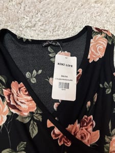 Damen Langes ärmelloses Wickelkleid mit Rosenmuster – Größe M/L – Schwarz – Bild 3 von 4