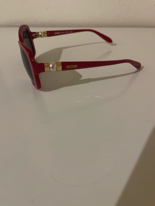 Moschino Damen Rote Sonnenbrille mit Perlen-Details und Stoffetui – Bild 3 von 4